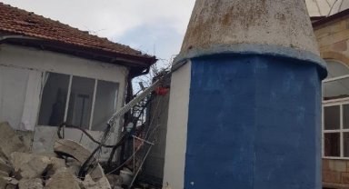 Fırtınada caminin minaresi devrildi, imam yaralandı