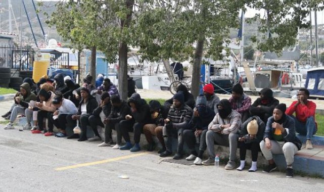 Foça açıklarında geri itilen 42 göçmen kurtarıldı