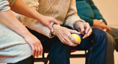 Fonksiyon kaybına uğrayan el ve bileklere tendon transfer uygulaması