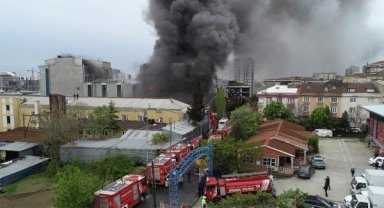 fotoğraflarla yeniden Küçükçekmece'de AKİT gazetesinin de bulunduğu binada yangın