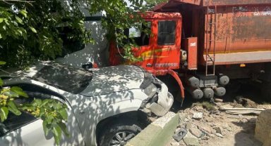 Freni boşalan kamyon 2 araca çarptı: 3 yaralı