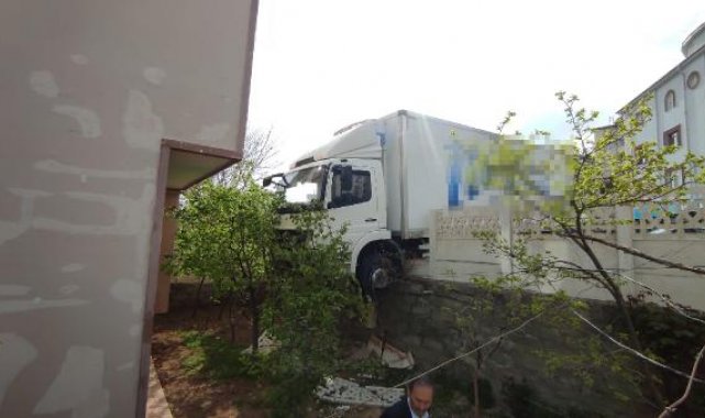 Freni boşalan kamyon, çarptığı duvarda askıda kaldı