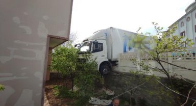 Freni boşalan kamyon, çarptığı duvarda askıda kaldı