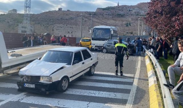 Freni boşalan midibüs ışıkta bekleyen 5 araca çarptı: 2 yaralı