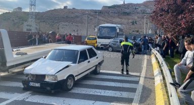 Freni boşalan midibüs ışıkta bekleyen 5 araca çarptı: 2 yaralı