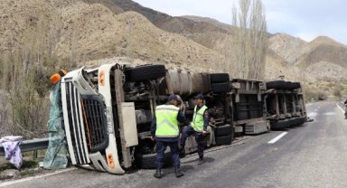 Freni boşalan TIR devrilip sürüklendi; sürücü yaralı