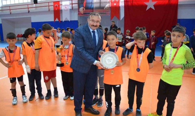 Futsal Turnuvasında şampiyon Gazi Emet B takımı