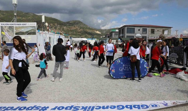 Gaziantep'te depremzede çocuklar için bayram şenliği