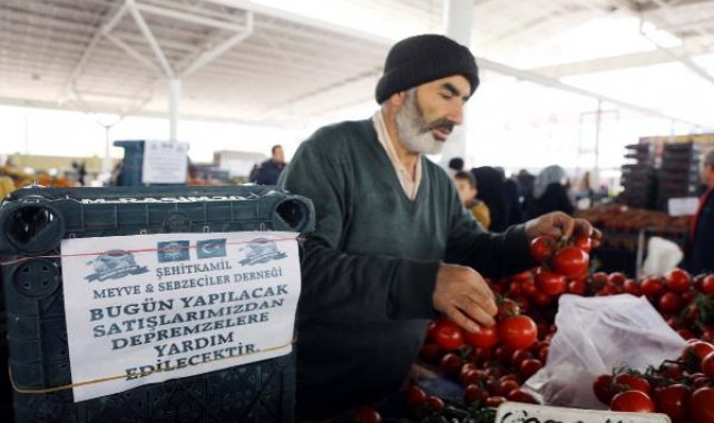 Gaziantep'te pazar esnafı bir günlük gelirini depremzedelere bağışladı