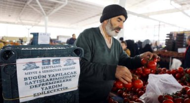 Gaziantep'te pazar esnafı bir günlük gelirini depremzedelere bağışladı