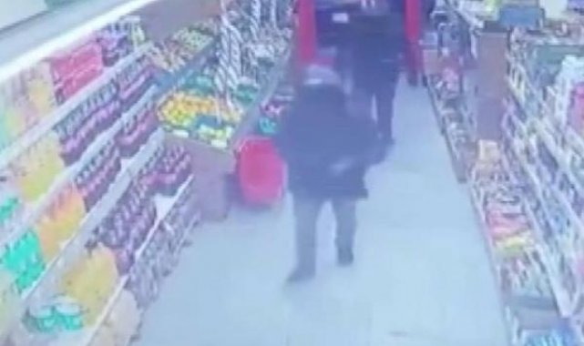 Gaziosmanpaşa'da markette silahlı soygun kamerada