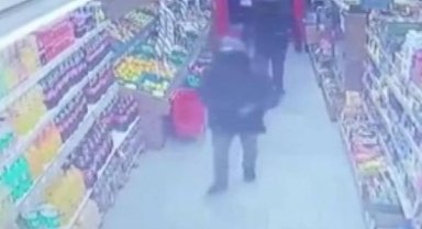 Gaziosmanpaşa'da markette silahlı soygun kamerada