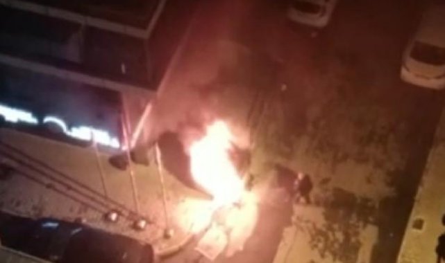Gaziosmanpaşa'da park halindeki kamyonet alev alev yandı