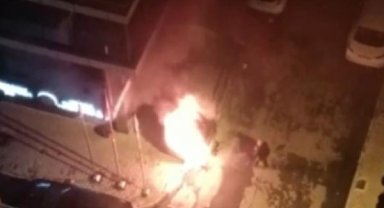 Gaziosmanpaşa'da park halindeki kamyonet alev alev yandı