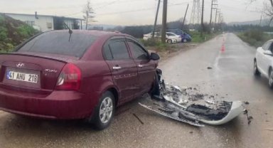 Gebze'de iki otomobil kafa kafaya çarpıştı: 7 yaralı