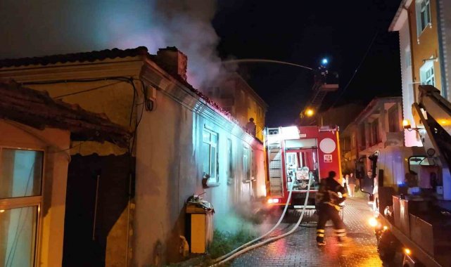 Gece yarısı çıkan yangın mahalleliyi sokağa döktü