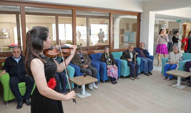 Genç müzisyenlerden yaşlılara müzik keyfi