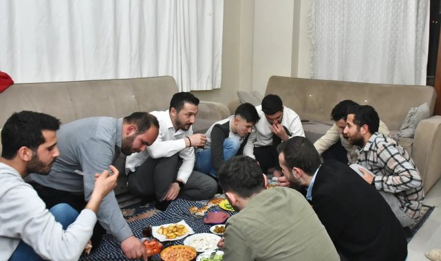 Gençlerle önce sohbet etti sonra mutafa girdi