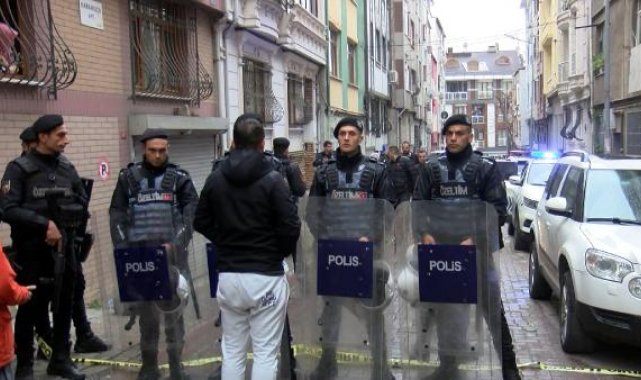 Geniş haber Bayrampaşa'da kapısına dayanan husumetlisini öldürdü