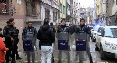 Geniş haber Bayrampaşa'da kapısına dayanan husumetlisini öldürdü