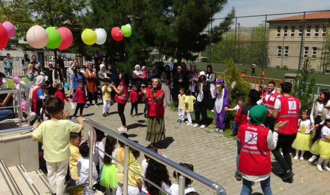 Gercüş'te Kızılay gönüllüleri miniklerin yüzünü güldürdü