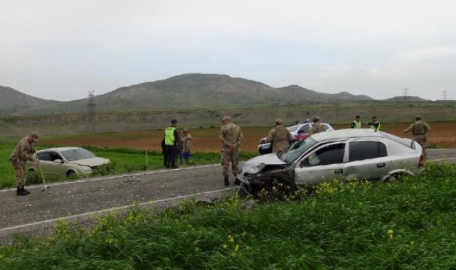 Gercüş'te otomobiller çarpıştı: 1'i ağır 6 yaralı