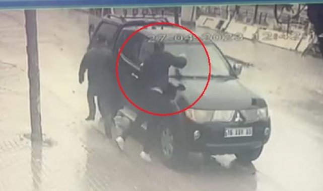 Geri manevra yapan kamyonet yayaya çarptı; çevredekiler sürücüye saldırdı