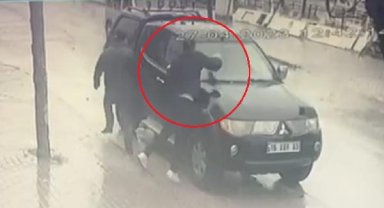 Geri manevra yapan kamyonet yayaya çarptı; çevredekiler sürücüye saldırdı
