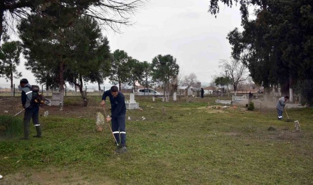 Germencik'teki mezarlıklarda bayram temizliği
