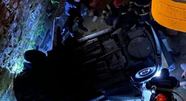 Giresun'da, 15 metreden apartman boşluğuna düşen otomobildeki 3 kişi yaralandı