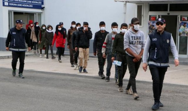 Göçmen kaçakçıları: Yolda görüp minibüse aldık