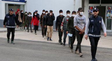 Göçmen kaçakçıları: Yolda görüp minibüse aldık