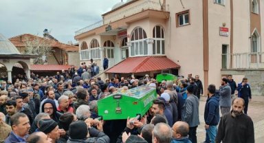 Gölete uçan hafif ticari araçtaki çift, hayatını kaybetti