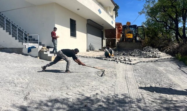 Gömeç'te taş parke döşeme çalışmaları hızla ediyor