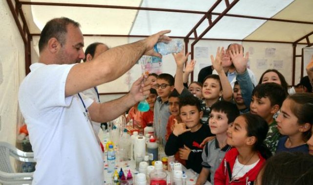 Gönüllü öğretmenler, depremzede öğrencilere bilim öğretiyor