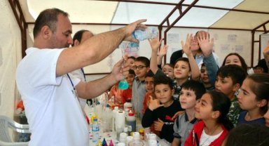 Gönüllü öğretmenler, depremzede öğrencilere bilim öğretiyor