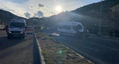 Gümüşhane'de fabrika işçilerinin taşındığı servis minibüsü takla attı: 1 ölü, 7 yaralı