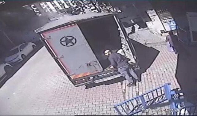 Güngören 'deki 5 katlı binanın çökme anının en net görüntüsü