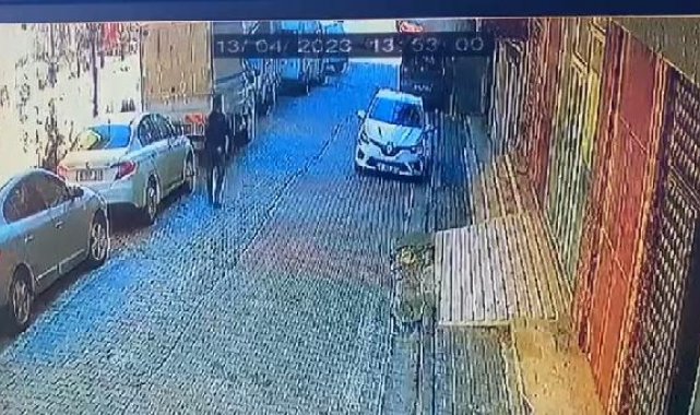 Güngören'de binanın araçların üzerine çökme anı kamerada