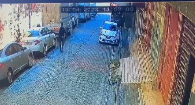 Güngören'de binanın araçların üzerine çökme anı kamerada