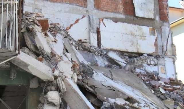 - Güngören'de bina araçların üzerine çöktü