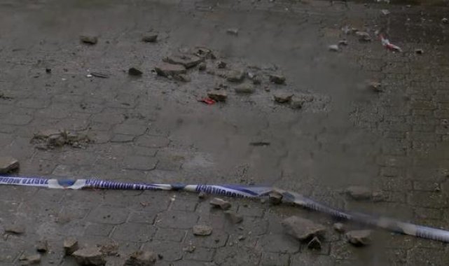 Güngören'de binadan düşen beton parçaları otomobile hasar verdi
