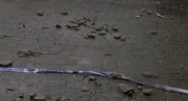 Güngören'de binadan düşen beton parçaları otomobile hasar verdi