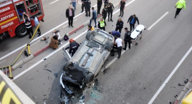 Hafif ticari araç bariyerleri devrilip alt geçitteki otomobilin üzerine düştü: 1 ölü, 2 yaralı