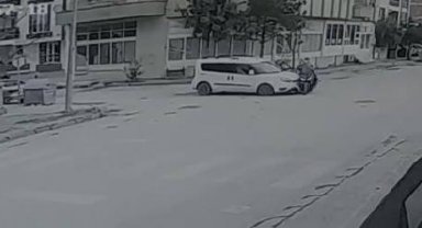 Hafif ticari araç ile motosikletin çarpıştığı kaza kamerada: 2 yaralı