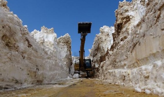Hakkari'de nisan ayında 5 metreyi aşan karla mücadele