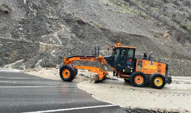 Hakkari'de yağış nedeniyle yollarda heyelan meydana geldi
