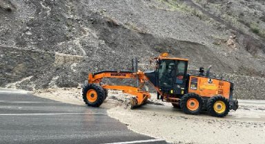 Hakkari'de yağış nedeniyle yollarda heyelan meydana geldi