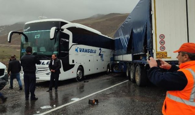 Hakkari'de yolcu otobüsü, karşı yönden gelen TIR ve minibüsle çarpıştı: 3 ölü, 7 yaralı