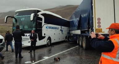 Hakkari'de yolcu otobüsü, karşı yönden gelen TIR ve minibüsle çarpıştı: 3 ölü, 7 yaralı